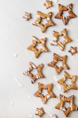 Beyaz mermer arka plan üzerinde buzlanma ile ev yapımı Noel yıldız şekli şeker karamel kurabiye. Yat, alanı Kopyala. Tatlı xmas veya yeni yıl hediye.