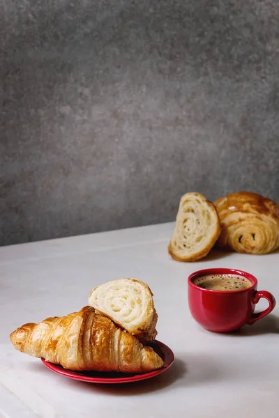 Friss Sült Egész Szeletelt Croissant Kávé Espresso Csésze Piros Szürke — Stock Fotó