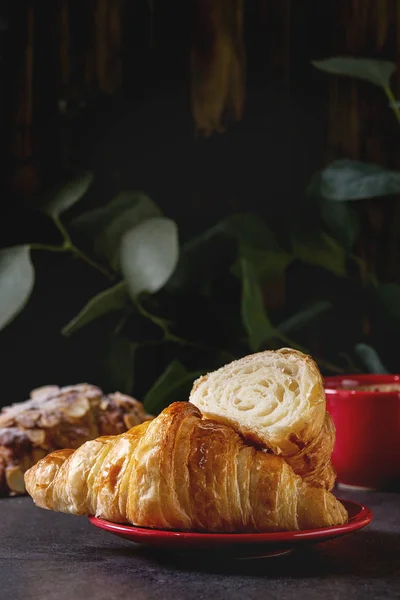 Frisch Gebackenes Croissant Scheiben Geschnitten Mit Roter Tasse Kaffee Espresso — Stockfoto