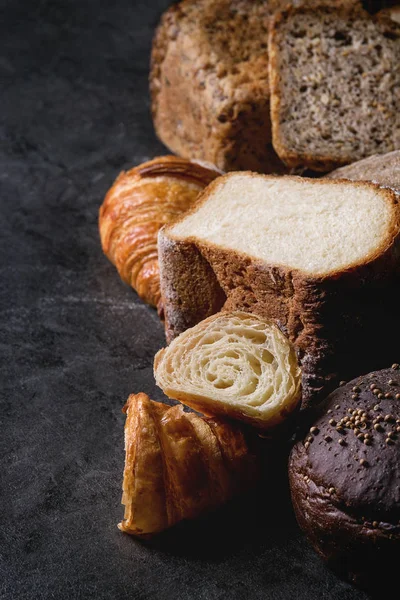 Різноманітність Свіжого Запеченого Жита Написані Пшеничного Ремісника Хліба Цілого Нарізаного — стокове фото