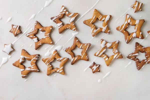 Zelfgemaakte Stervorm Suiker Karamel Kerstkoekjes Met Frosting Witte Marmeren Achtergrond — Stockfoto