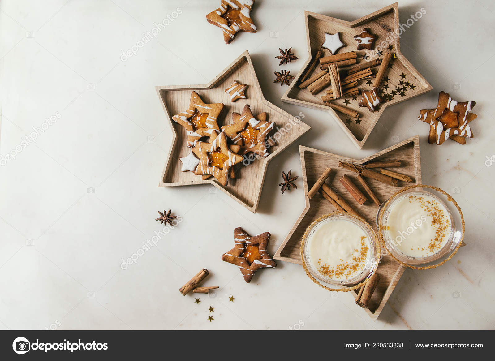 Cóctel Leche Navidad Huevo Servido Dos Vasos Cristal Vintage Bandeja — Foto  de stock #220533838 © NatashaBreen, image size:1600x1167