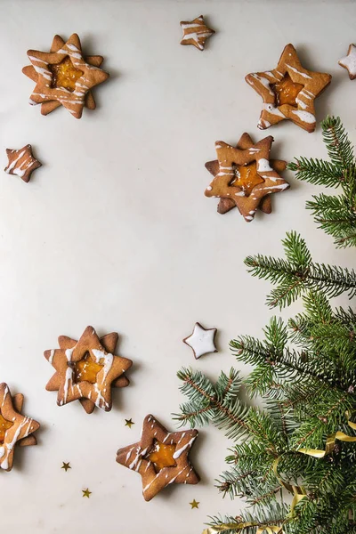 Hausgemachte Weihnachtssterne Zuckerkaramellform Mit Zuckerguss Und Orangefarbener Zitrusmarmelade Über Weißem — Stockfoto