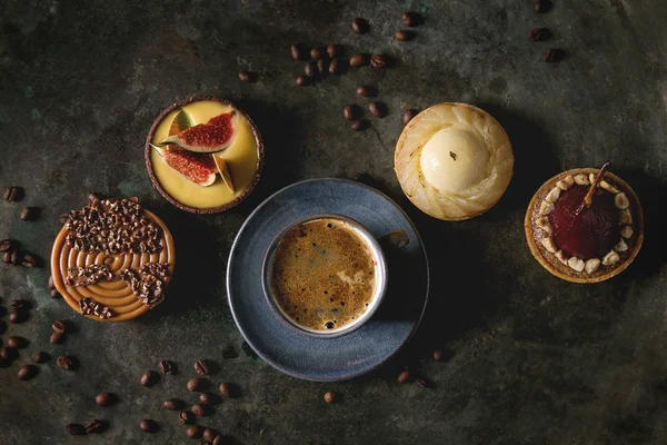 各种甜馅饼巧克力 无花果与咖啡和咖啡豆周围的黑色纹理背景 — 图库照片