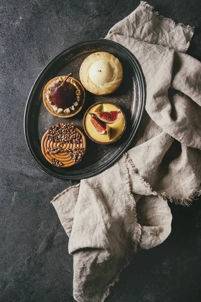 Variedade Tartes Doces Com Chocolate Caramelo Peras Figos Bandeja Vintage — Fotografia de Stock