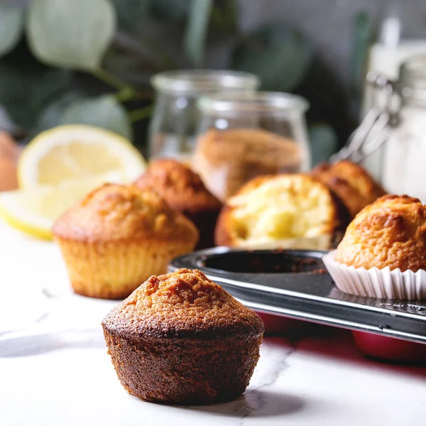 Muffins Gâteaux Citron Maison Cuits Four Frais Debout Dans Plat — Photo