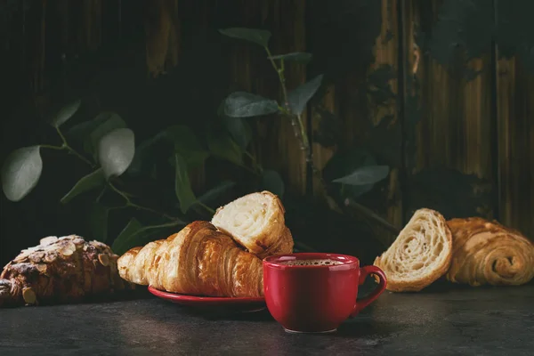 Croissant Entero Recién Horneado Rebanado Con Taza Café Espresso Rojo — Foto de Stock