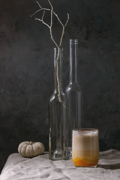 Glas Van Pompoen Gelaagde Spice Latte Met Pompoen Puree Melk — Stockfoto