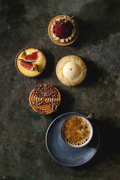 Varietà Tortine Dolci Con Cioccolato Caramello Pere Fichi Con Tazza — Foto Stock