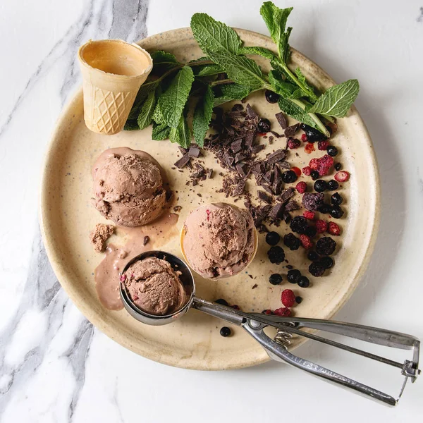 Домашние Шоколадные Шарики Малиновым Мороженым Подаются Замороженными Ягодами Мятой Нарезанным — стоковое фото