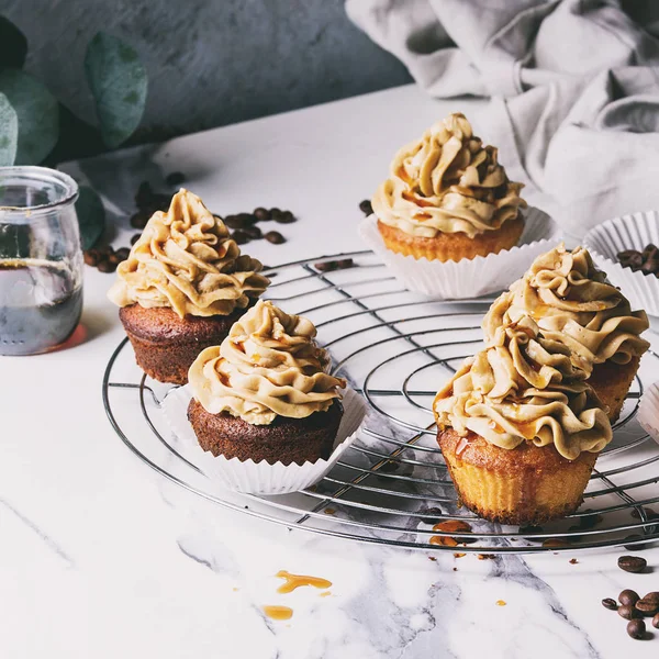 Cupcakes Caseiros Frescos Assados Com Manteiga Café Caramelo Rack Resfriamento — Fotografia de Stock