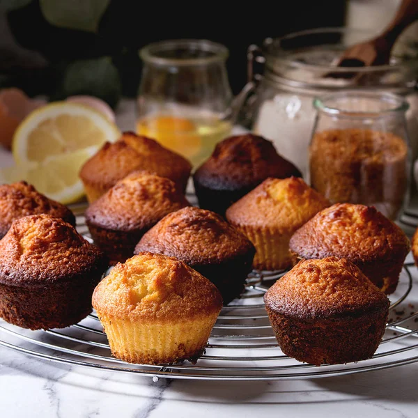 Muffin Torte Limone Fatti Casa Appena Sfornati Piedi Scaffale Raffreddamento — Foto Stock