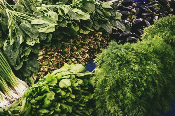 Mercado Agricultores Turcos Montón Verduras Orgánicas Frescas Mostrador Verdes Espinacas — Foto de Stock