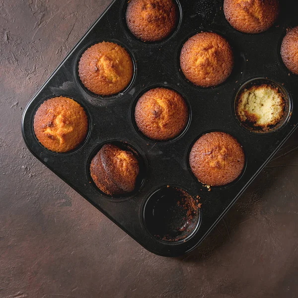 Bolos Limão Caseiros Frescos Assados Muffins Assadeira Teflon Preto Sobre — Fotografia de Stock