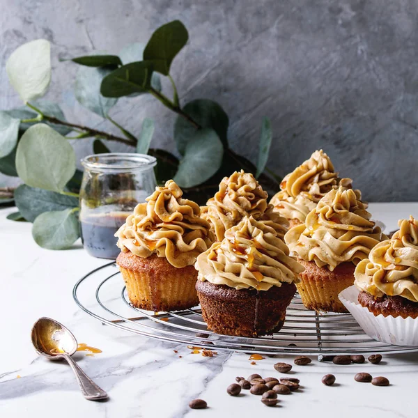 Cupcakes Caseiros Frescos Assados Com Manteiga Café Caramelo Rack Resfriamento — Fotografia de Stock