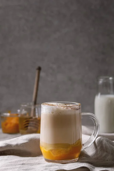 Ποτήρι Κολοκύθα Πολυεπίπεδη Μπαχαρικό Latte Πουρέ Κολοκύθας Και Αφρό Γάλακτος — Φωτογραφία Αρχείου