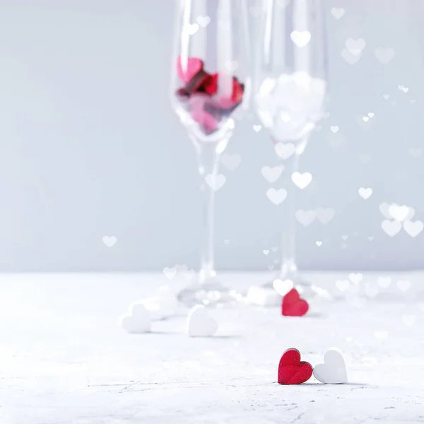 爱情人节贺卡与两个空的香槟眼镜和木心在白色灰色的背景 复制空间 选择性对焦 正方形图像 — 图库照片
