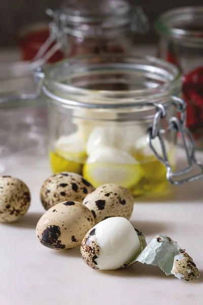 自制腌制鹌鹑蛋的食材 在白色大理石厨房的桌子上 用橄榄油在罐子里煮鸡蛋 — 图库照片
