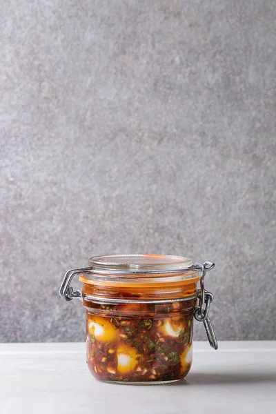 Tarro Con Huevos Codorniz Marinados Escabeche Caseros Salsa Tomate Aceite —  Fotos de Stock