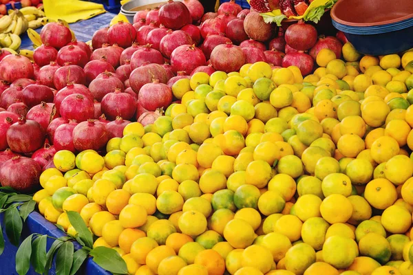 Tyrkisk Landmand Marked Kød Friske Økologiske Frugter Disken Appelsiner Æbler - Stock-foto