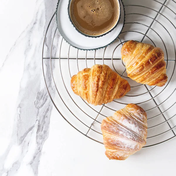 Házi Készítésű Croissant Cukor Por Hűtést Rack Kávét Fehér Márvány — Stock Fotó