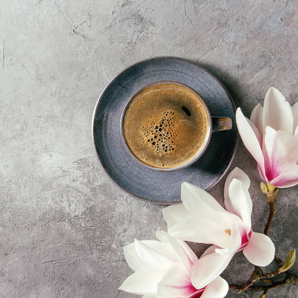 Μπλε Φλιτζάνι Μαύρο Καφέ Espresso Και Magnolia Λουλούδια Άνοιξη Κλαδιά — Φωτογραφία Αρχείου