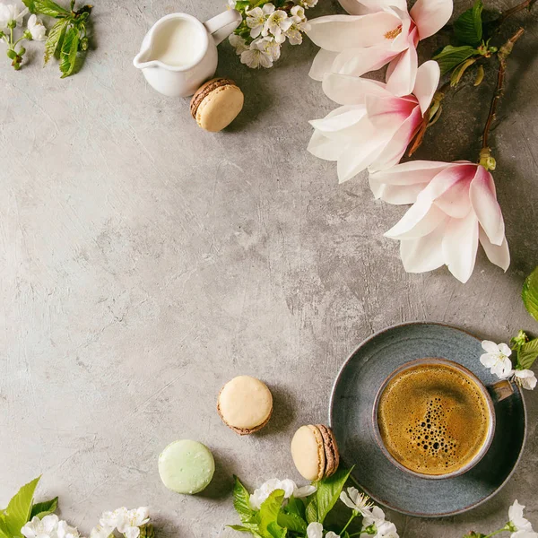 Blauwe Kopje Zwarte Espresso Koffie Franse Dessert Bitterkoekjes Crème Lente — Stockfoto