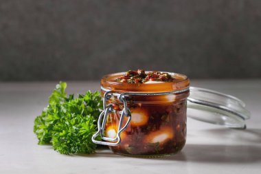 Kavanoz domates ve zeytinyağı soslu hamsi ve beyaz mermer mutfak masasının üzerinde taze maydanoz ile ev yapımı turşu Marine bıldırcın yumurtası ile açıldı. Kopya alanı