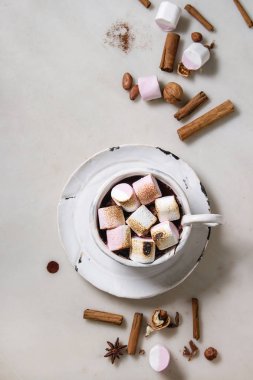 Seramik bardak sıcak çikolata hatmi s'mores beyaz mermer masa üzerinde malzemelerle. Kış içki. Düz lay, uzay