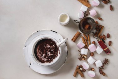 Seramik bardak sıcak çikolata hatmi s'mores beyaz mermer masa üzerinde malzemelerle. Kış içki. Düz lay, uzay