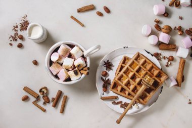 Sıcak çikolata hatmi s'mores ev yapımı tatlım gofret ve beyaz mermer masa üzerinde yukarıda malzemeler ile seramik bardak. Kış içki. Düz lay, uzay