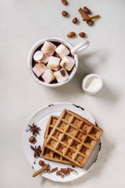 Sıcak çikolata hatmi s'mores ev yapımı gofret ve beyaz mermer masa üzerinde yukarıda malzemeler ile seramik bardak. Kış içki. Düz lay, uzay