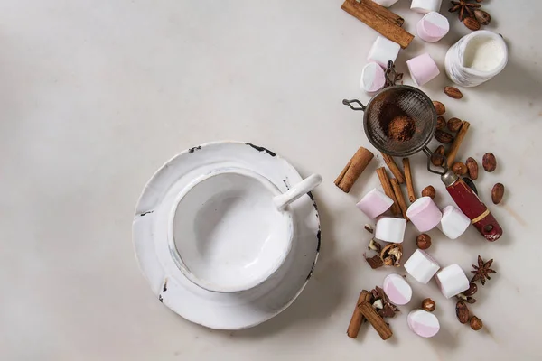 Ingrediënten Voor Warme Chocolademelk Wit Roze Grote Marshmallow Stukjes Cacaobonen — Stockfoto