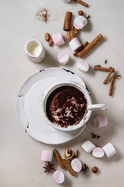 Coupe Céramique Chocolat Chaud Avec Guimauve Mores Avec Des Ingrédients — Photo