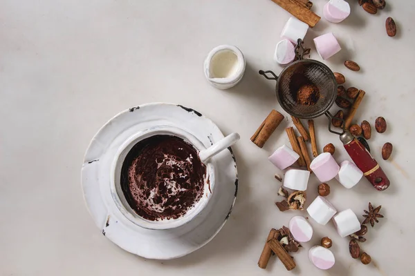 Seramik bardak sıcak çikolata hatmi s'mores beyaz mermer masa üzerinde malzemelerle. Kış içki. Düz lay, uzay