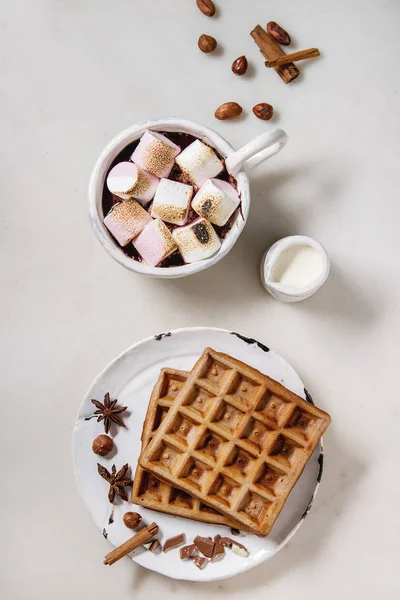 Sıcak çikolata hatmi s'mores ev yapımı gofret ve beyaz mermer masa üzerinde yukarıda malzemeler ile seramik bardak. Kış içki. Düz lay, uzay