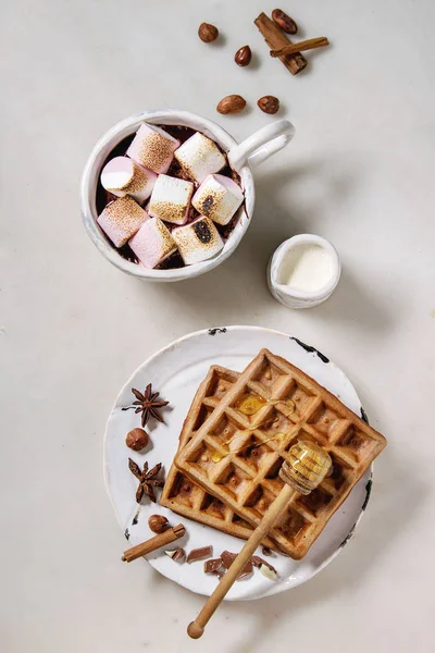 Sıcak çikolata hatmi s'mores ev yapımı tatlım gofret ve beyaz mermer masa üzerinde yukarıda malzemeler ile seramik bardak. Kış içki. Düz lay, uzay