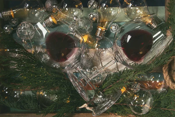 两杯红酒和复古圣诞花环 白色大理石背景上有灯火通明的灯光 平坦的铺设 — 图库照片