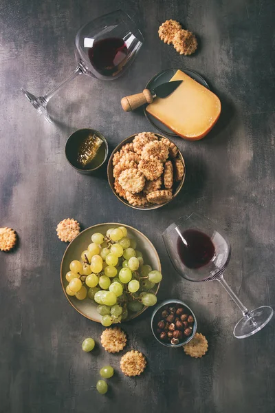 Une Collation Vin Fromage Raisins Noix Biscuits Aux Craquelins Fromage — Photo