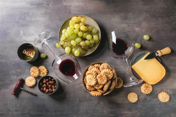 Wine Snack Cheese Grapes Nuts Cheese Crackers Cookies Honeycombs Laying — Stock Photo, Image
