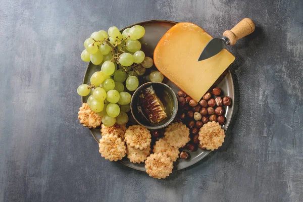 Lanche Vinho Queijo Uvas Nozes Biscoitos Queijo Favos Mel Com — Fotografia de Stock