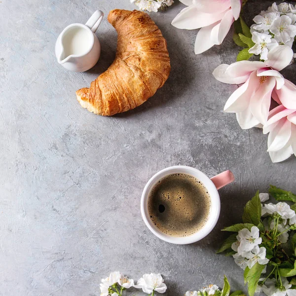 Caneca Rosa Café Expresso Preto Croissant Francês Magnolia Flores Creme — Fotografia de Stock