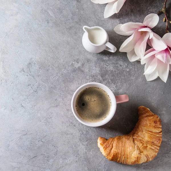Pink Mok Zwart Espresso Koffie Frans Bak Croissant Room Lente — Stockfoto