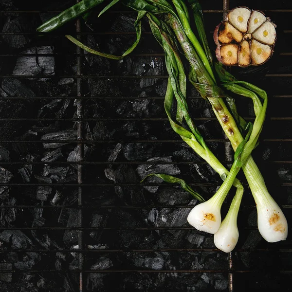 Verdure Grigliate Cipollotti Aglio Griglia Barbecue Carbone Vista Dall Alto — Foto Stock