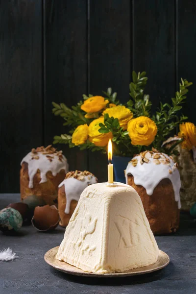 Postre Tradicional Ruso Queso Cottage Pascua Ortodoxo Paskha Con Vela —  Fotos de Stock