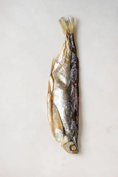 Poisson Séché Stockfish Sur Fond Marbre Blanc Pose Plate Espace — Photo