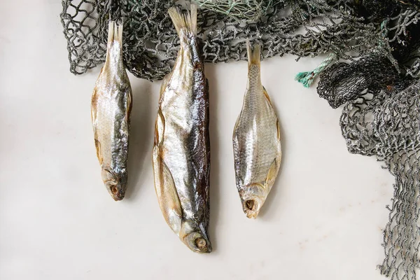 Pesce Secco Stoccafisso Reti Pesca Fondo Marmo Bianco Posa Piatta — Foto Stock