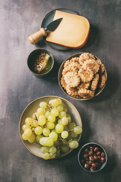 Uno Spuntino Formaggio Uva Noci Biscotti Cracker Formaggio Favi Con — Foto Stock