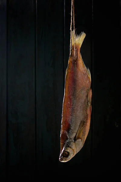 Poisson Séché Stockfish Sur Fil Sur Fond Bois Foncé — Photo