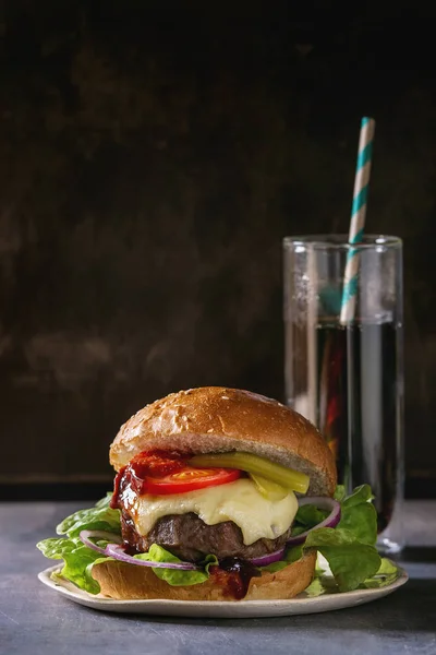 Close Van Zelfgemaakte Klassieke Hamburger Tarwe Broodje Met Rundvlees Kalfsvlees — Stockfoto